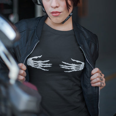 T-Shirt Noir Femme | 100% coton, coupe ajustée | skull hands soutien gorge | thème Halloween