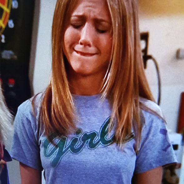 T-Shirt gris chiné GIRLS logo baseball porté par Rachel Dans la série Friends - 100% coton, coupe fit