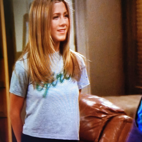 T-Shirt gris chiné GIRLS logo baseball porté par Rachel Dans la série Friends - 100% coton, coupe fit
