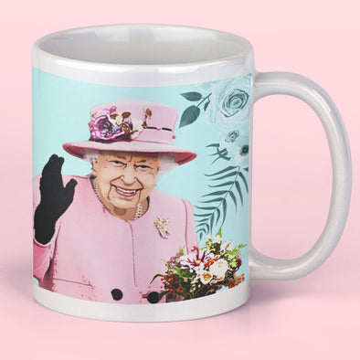 Mug kitsch Queen Elizabeth II, illustration, fond bleu floral, céramique, brillant, imprimé en France…